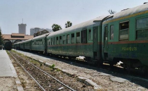 UN AUTORAIL TRAÎNE UNE VOITURE SUR 200M