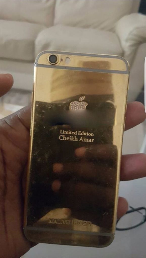 BIJOU: Cheikh Amar s’offre un iPhone en or 24 carats