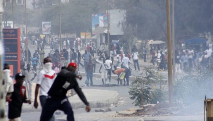 MANIFESTATIONS DES ETUDIANTS DE ZIGUINCHOR: Des grenades lacrymogènes jetées dans l’hôpital de la paix, personnel sanitaire et patients noirs de colère, une trentaine d’étudiants arrêtés