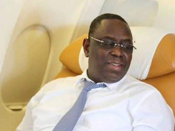 CONGE POUR SUIVRE LES LIONS: les internautes français critiquent sévèrement Macky Sall et lui demandent de consacrer les 12 jours au développement de son pays