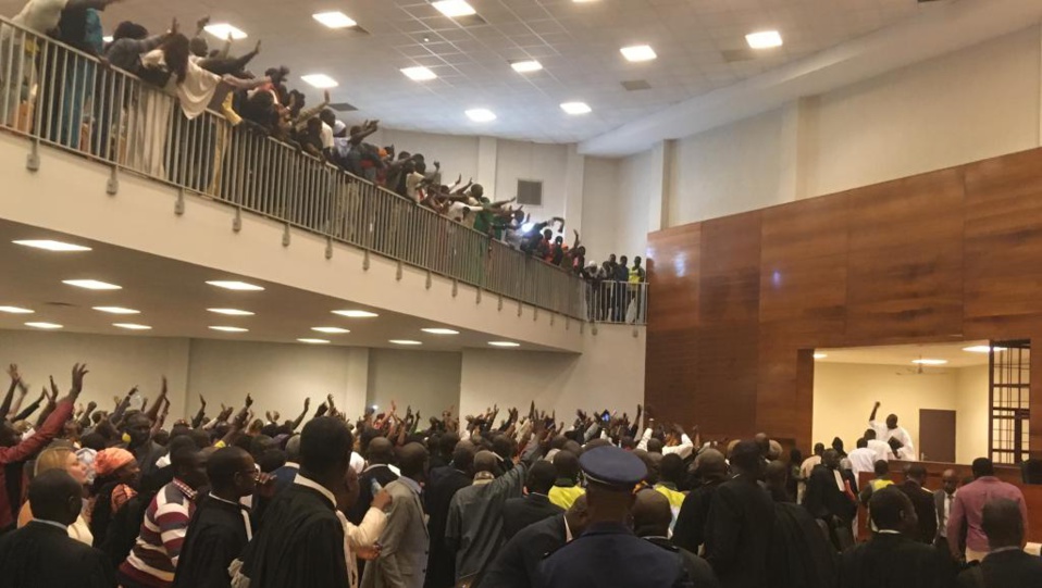 L’AUDIENCE EN APPEL DE KHALIFA SALL ET CIE TOUJOURS EN EBULLITION: Demba Kandji, de nouveau conspué par le public, ordonne l’évacuation de la salle, un homme conduit manu militari dans le box des accusés