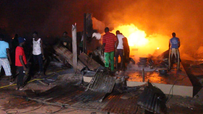 INCENDIE AU MARCHE DE TILENE A ZIGUINCHOR: Un mort, 360 cantines calcinées et plus de 1 milliard parti en fumée, les commerçants éconduisent le ministre de la Jeunesse