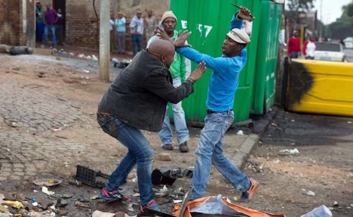 YEUMBEUL SUD: Le boucher Mame Cheikh D. tue le mécanicien Ibrahima Baldé et se réfugie chez lui avec l’arme du crime