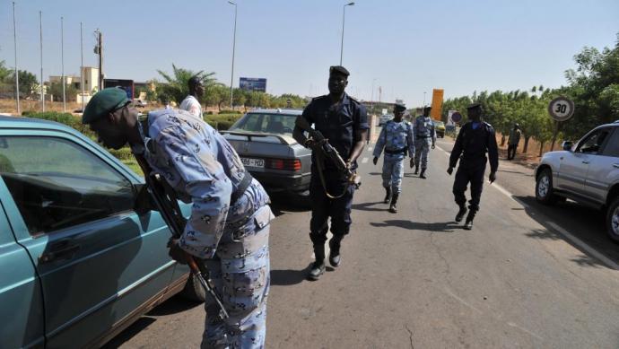 Un observateur de France24 filme les rackets sur l'axe Dakar-Bamako: des policiers maliens et sénégalais pris la main dans le sac