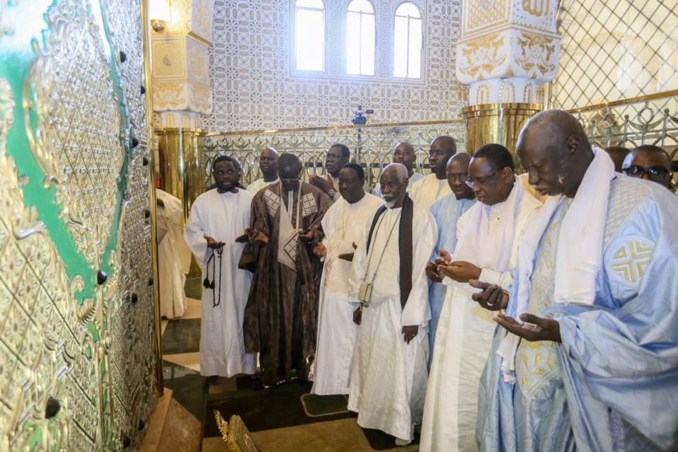 IMAGES : Les prières de Macky Sall au mausolée de Serigne Touba pour un 2ème mandat