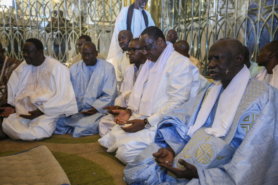 IMAGES : Les prières de Macky Sall au mausolée de Serigne Touba pour un 2ème mandat