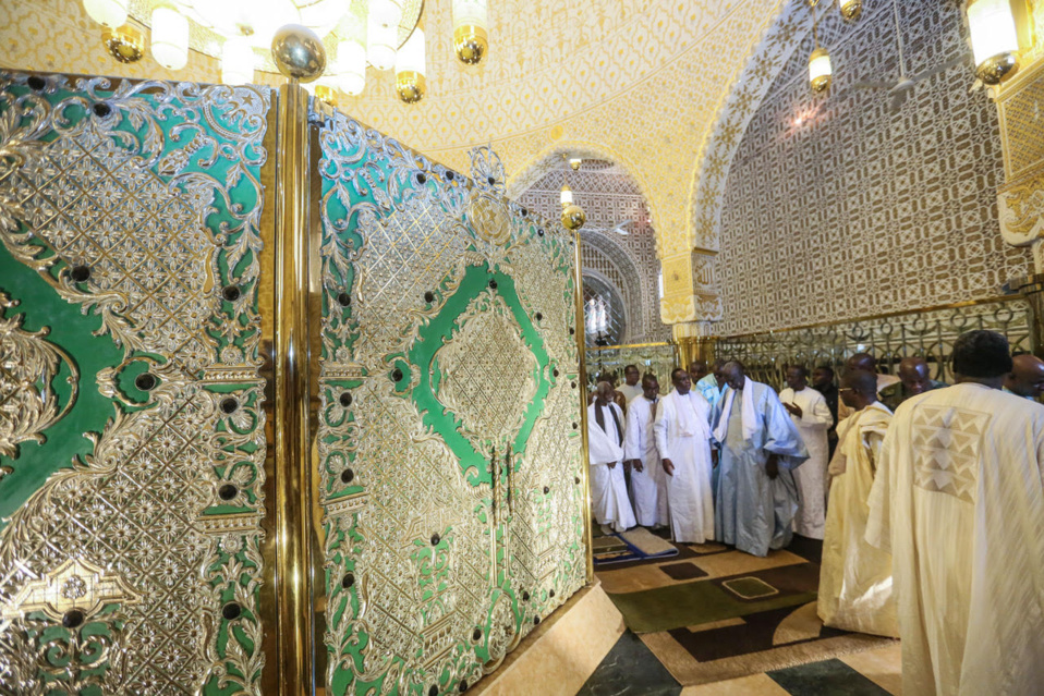 IMAGES : Les prières de Macky Sall au mausolée de Serigne Touba pour un 2ème mandat