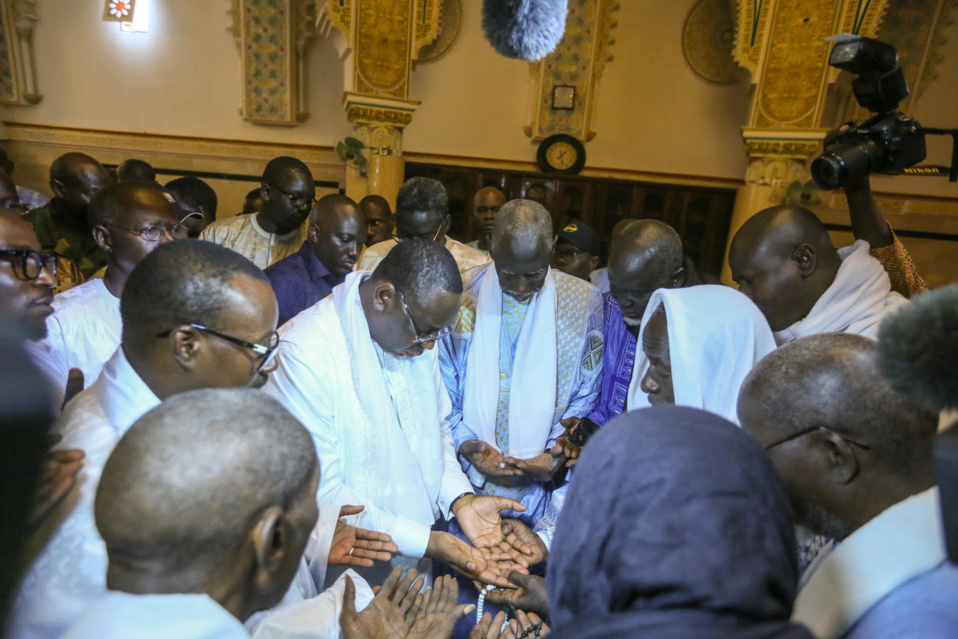 IMAGES : Les prières de Macky Sall au mausolée de Serigne Touba pour un 2ème mandat