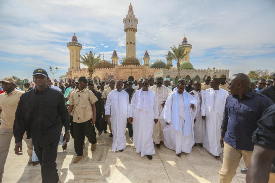 IMAGES : Les prières de Macky Sall au mausolée de Serigne Touba pour un 2ème mandat