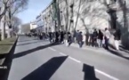 VIDÉO- Incroyable chaîne humaine dans un centre de vote à Paris