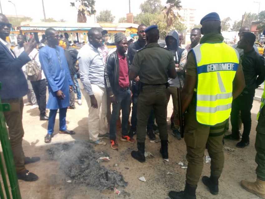 PREMIER ACTE DE LA VIOLENCE POST-ELECTORALE EN PERSPECTIVE : Des jeunesses de «Idy 2019» s’invitent à la Rts, brûlent des journaux et se font chasser à coup de grenades, 2 d’entre eux arrêtés