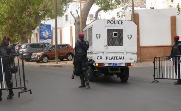 ENQUETE SUR LE VIGILE TUE A THIAROYE: Un individu débarque à la police, disjoncte, casse une tasse à café et tente d’agresser le commissaire adjoint