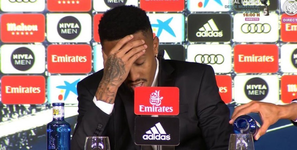 REAL MADRID : Eder Militao victime d'un malaise en pleine présentation (vidéo)