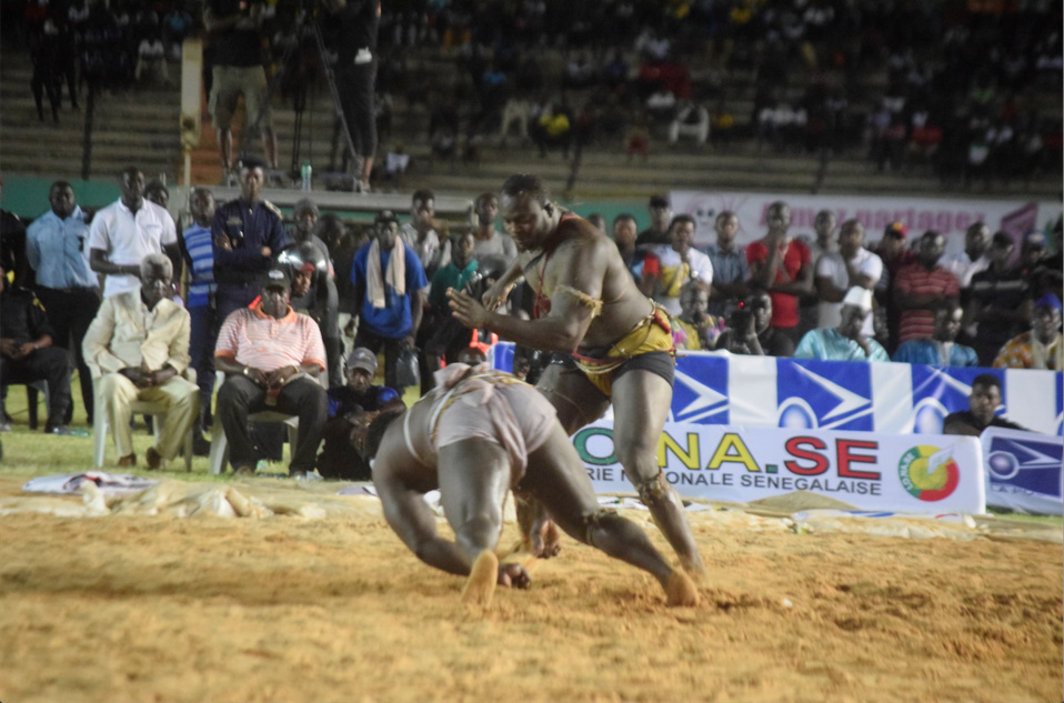 Xaragne Lo, nouveau roi des arènes: Modou Lo inflige un KO royal à Eumeu Sène et le détrône