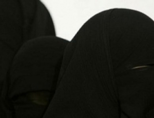 Rebeuss: Deux hommes en Burqa avec de fausses hanches et de faux seins arrêtés dans une mosquée