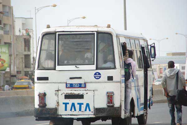 Un bus Tata heurte mortellement un enfant de 7 ans: les riverains renversent le bus, le saccagent, le chauffeur détale