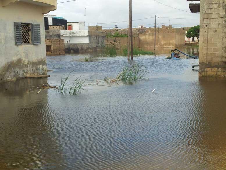 ARRÊT DE FONCTIONNEMENT DE FORAGES A YEUMBEUL SUD : La nappe phréatique remonte, l’eau déborde et envahit les maisons et les rues