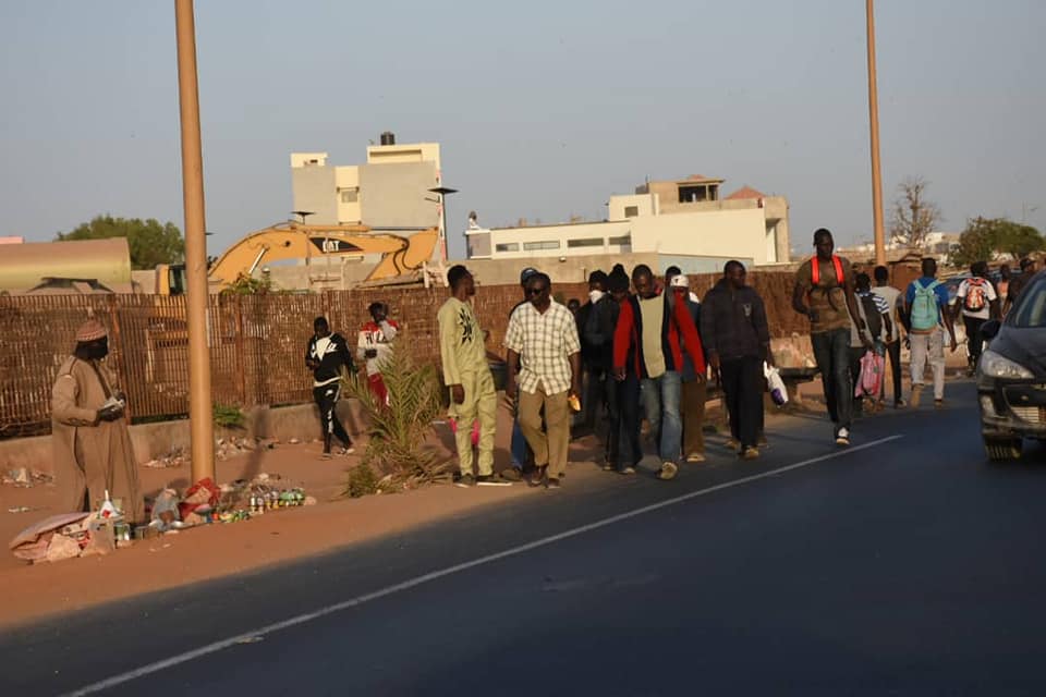 COUVRE-FEU ET RARETE DES VOITURES DE TRANSPORT: Le calvaire des populations obligées pour la plupart de rentrer à pied