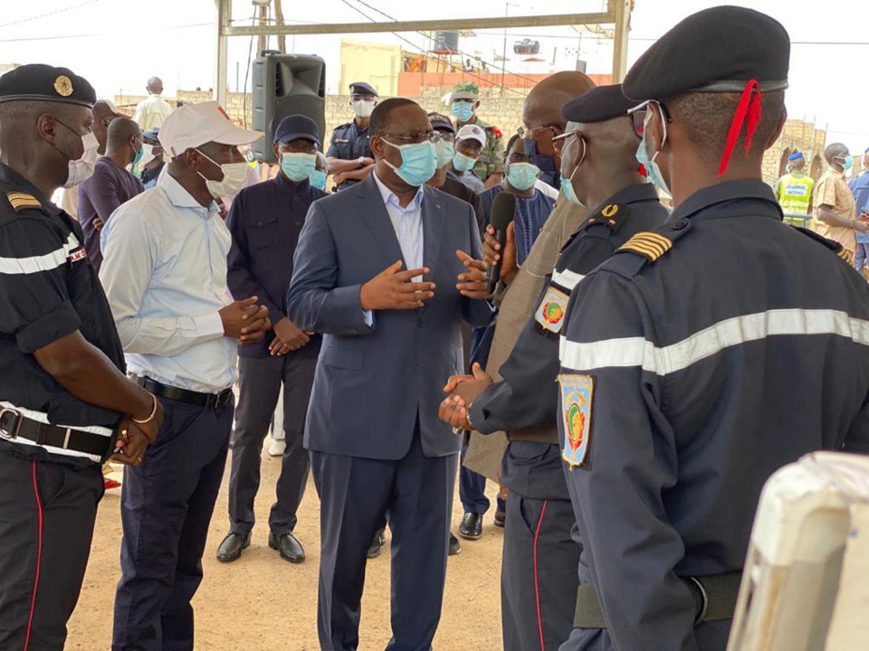 Visite des zones inondées: Macky patauge à Keur Massar ce matin