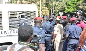 Un cameraman de Dakaractu sauvagement agressépar un gendarme de la Présidence