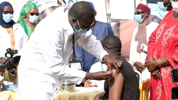 LE SENEGAL FONCE TETE BAISSEE DANS SON ADMINISTRATION: Le vaccin AstraZeneca, un véritable «cas» mondial et une cascade de suspensions