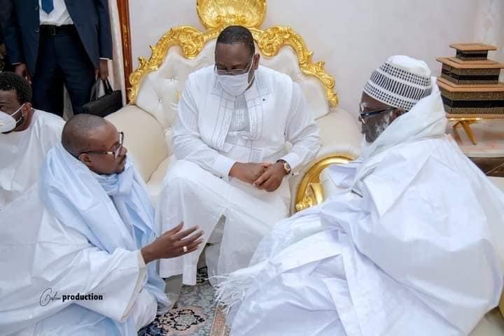 Macky à Touba chez le Khalife général des Mourides hier nuit