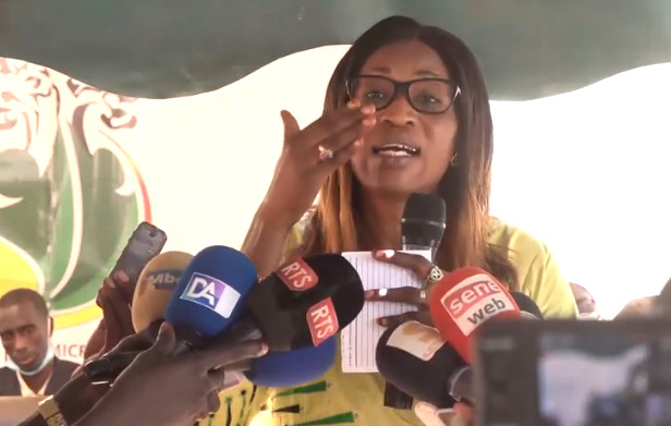 INITIATIVES EN FAVEUR DES FEMMES EN MILIEU RECULE: Zahra Iyane Thiam se déporte à Nguéniène, finance les femmes et assure de…