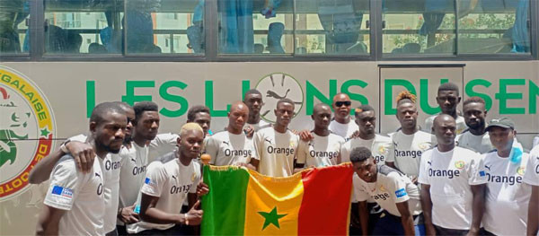 EN PARTANCE POUR LA COUPE DU MONDE DE BEACH SOCCER: Les Lions ont reçu hier le drapeau national