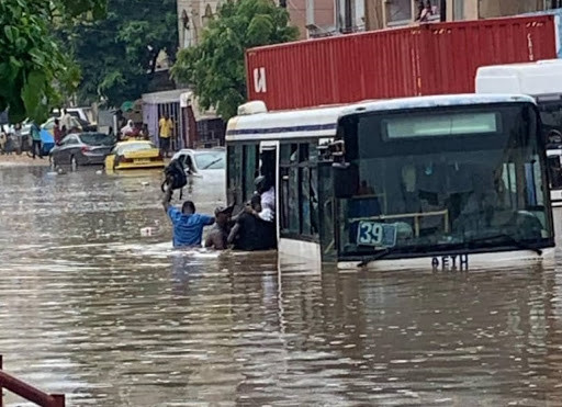 CONSÉQUENCES DES FORTES PLUIES A DIAMAGUENE SICAP MBAO: Fass Mbao vit toujours dans les eaux, les charretiers réclament 500 F à chaque passager