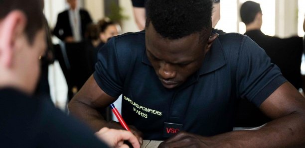 3 ANS APRES LA PROMESSE D’INTEGRER LA BRIGADE DES SAPEURS-POMPIERS Mamadou Gassama, le jeune migrant qui avait sauvé un enfant français, viré après un stage de 10 mois