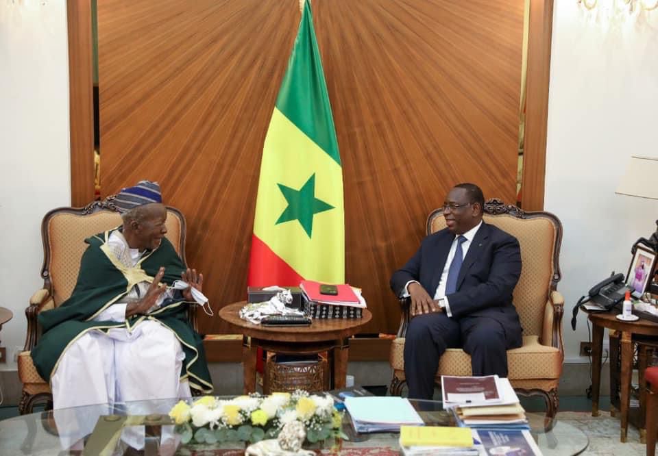 Le Président Macky SALL a reçu hier dans la soirée au Palais de la République le khalife de la Fayda Tidiania. 