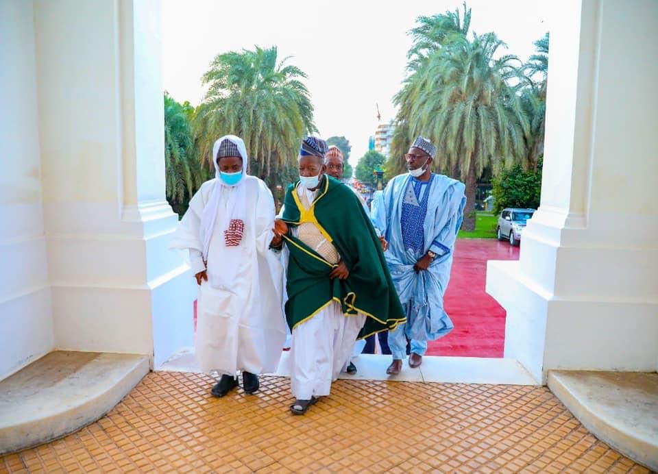 Le Président Macky SALL a reçu hier dans la soirée au Palais de la République le khalife de la Fayda Tidiania. 