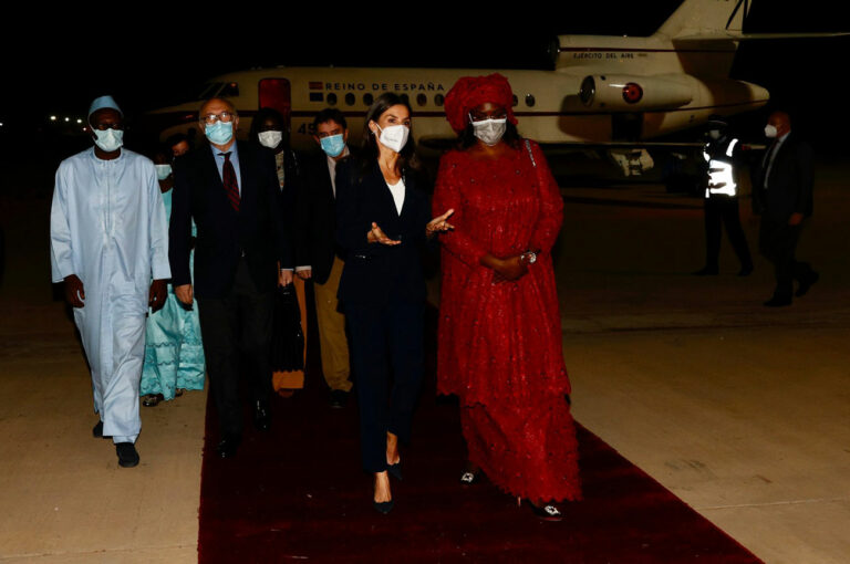 La reine Letizia accueillie par la Première dame du Sénégal à son arrivée à Dakar