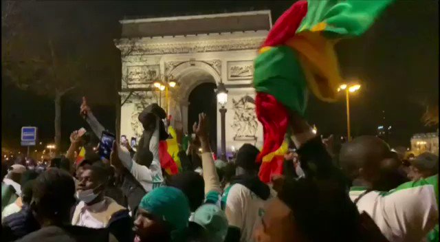 LE SÉNÉGAL ENFIN CHAMPION D’AFRIQUE DE FOOTBALL :Les Sénégalais de France célèbrent la victoire des Lions sur les Champs Élysées et se font disperser par la gendarmerie à coup de gaz lacrymogène