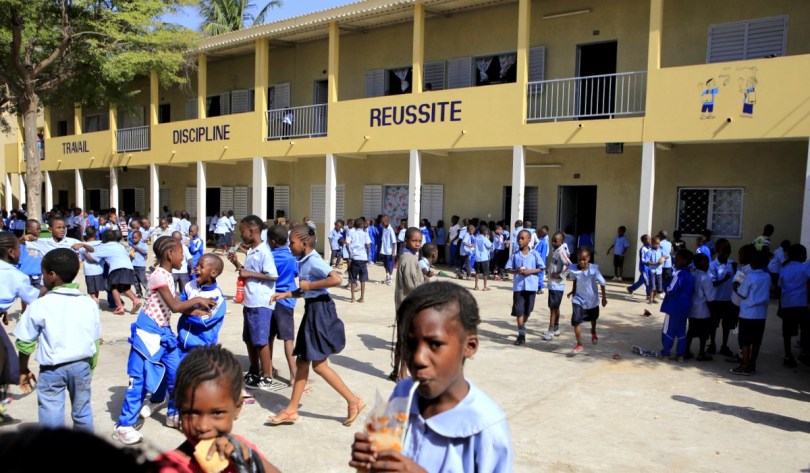 MARCHE DES ÉLÈVES POUR LA REPRISE IMMÉDIATE DES COURS :Les élèves crient leur ras le bol et exigent la reprise des cours