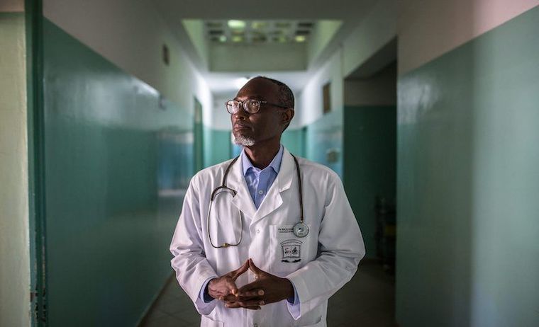 PR MOUSSA SEYDI, CHEF DU SERVICE DES MALADIES INFECTIEUSES DE L’HOPITAL FANN :«Lorsque je suis né, mon père avait donné à ma mère une blouse blanche, lui disant de la garder parce que j’en aurai besoin lorsque je démarrerai mes études médicales»