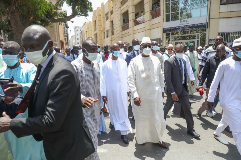  Macky Sall s’est rendu à la Mosquée:A l’aller comme au retour, c’est à pied que Macky a fait le trajet