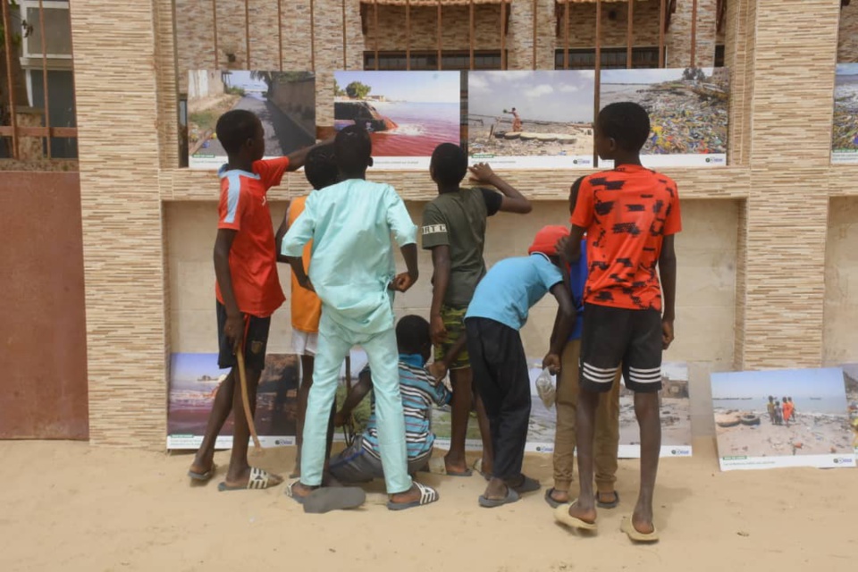 JOURNEE MONDIALE DE L’ENVIRONNEMENT: La plage de Hann Marinas fait peau neuve sous le regard des tableaux de Nataal Mag portant sur la pollution de la baie