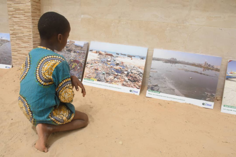 JOURNEE MONDIALE DE L’ENVIRONNEMENT: La plage de Hann Marinas fait peau neuve sous le regard des tableaux de Nataal Mag portant sur la pollution de la baie