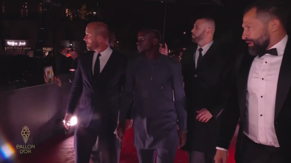 Ballon d’or : la tenue Made in Sénégal de Sadio Mané à la cérémonie a émerveillé les fans