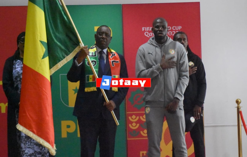 LES COULISSES DE LA REMISE DE DRAPEAU Kalidou Koulibaly dans une salle de jeu jouant au billard avant de recevoir le drapeau