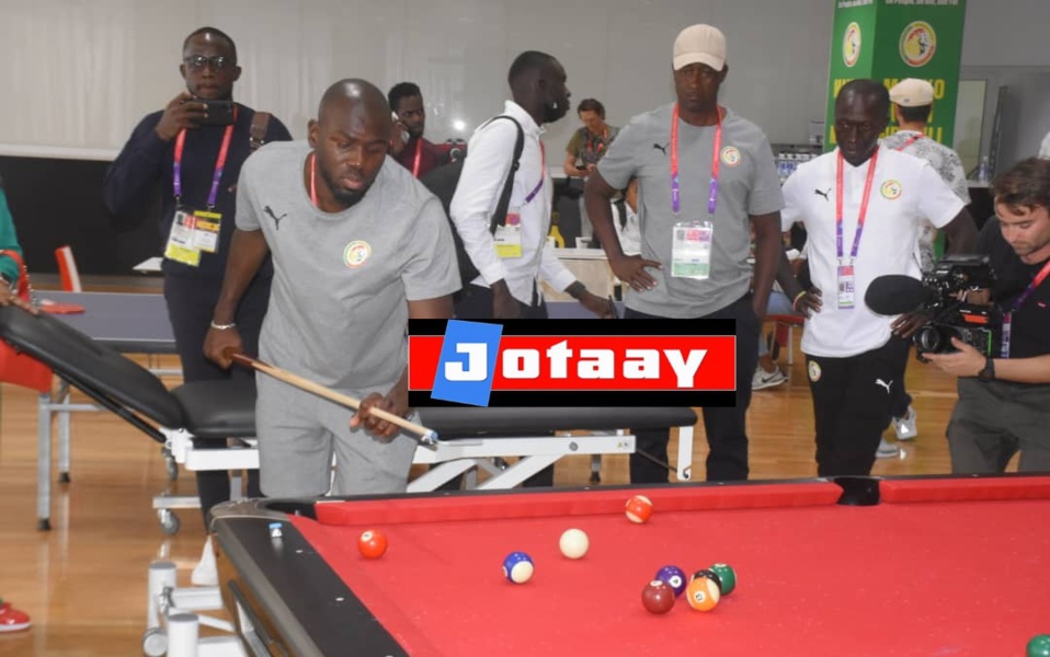 LES COULISSES DE LA REMISE DE DRAPEAU Kalidou Koulibaly dans une salle de jeu jouant au billard avant de recevoir le drapeau