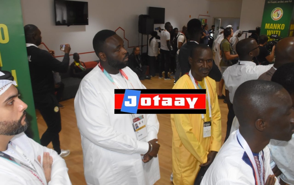 LES COULISSES DE LA REMISE DE DRAPEAU Kalidou Koulibaly dans une salle de jeu jouant au billard avant de recevoir le drapeau