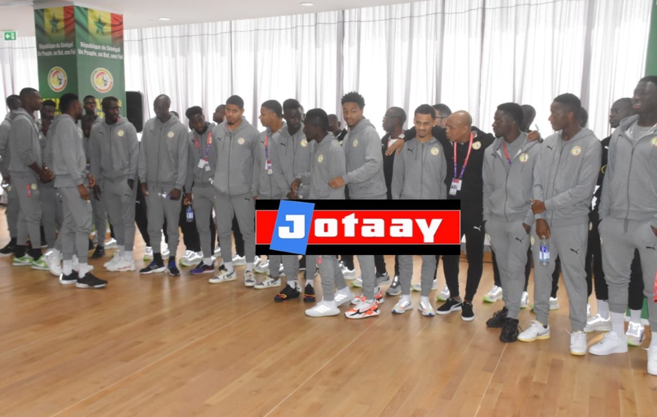 LES COULISSES DE LA REMISE DE DRAPEAU Kalidou Koulibaly dans une salle de jeu jouant au billard avant de recevoir le drapeau