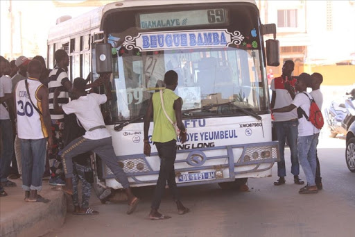 TRANSPORT PUBLIC TUMULTEUX A PIKINE: Des grévistes vandalisent des bus, tentent de brûler des pneus sur le péage et se font arrêter