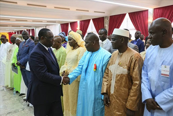 REMISE DES CAHIERS DE DOLEANCES DES CENTRALES SYNDICALES :Macky Sall freine les syndicalistes sur la hausse des salaires, dénonce le recrutement politique dans les sociétés et le manque de reconnaissance de ses efforts sur la vie chère