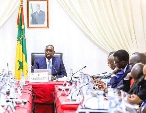 1ER CONSEIL DES MINISTRES DEPUIS LA RENONCIATION DU PRÉSIDENT AU 3E MANDAT : Macky Sall explique sa décision historique comme une invite à protéger la Nation et remercie tous les ministres qui ont servi l’Etat à ses côtés depuis 2012