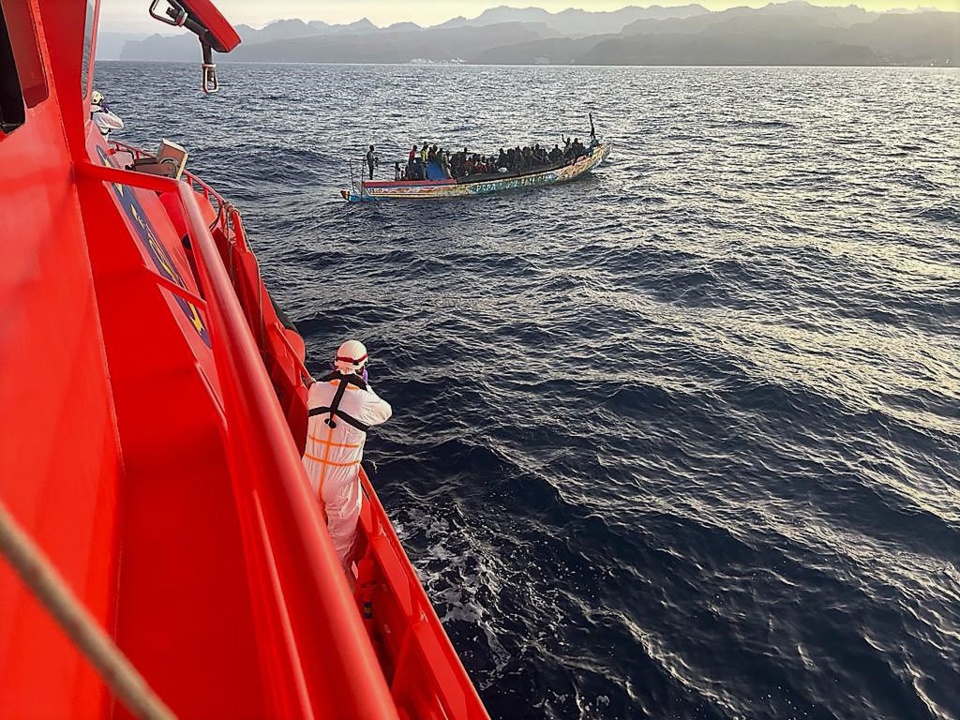 ARRAISONNEMENT D’UNE PIROGUE AVEC 97 MIGRANTS CLANDESTINS : 83 Sénégalais dont trois femmes et deux mineurs, 12 Gambiens et 02 Maliens secourus par la marine