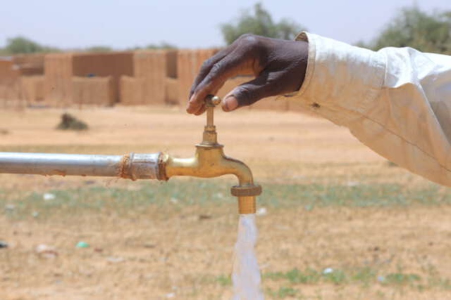 DISTRIBUTION DE L’EAU DU FORAGE A KOLIBANTANG : Les populations dénoncent l’eau rougeâtre qui coule des robinets et interpellent l’Etat