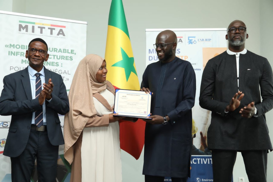 BTP: le Ministre Malick Ndiaye remet des certificats d'agrément à 17 laboratoires.